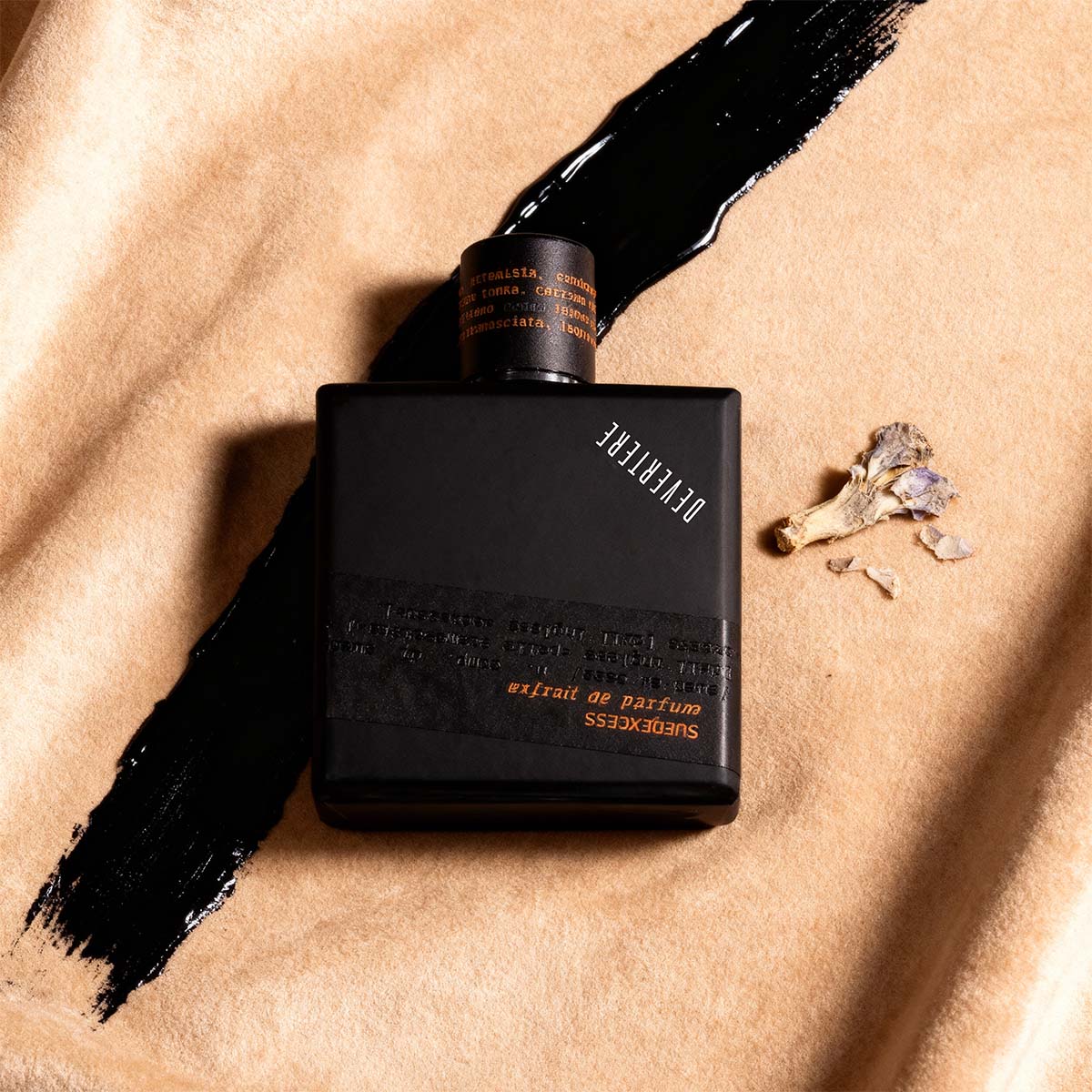 SUEDEXCESS: Il Doppio Gioco tra Catrame di Betulla e Pelle Scamosciata